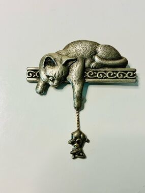 VTG Cat Brooch in Silver Tone with Dangling Mouse Charm Business Casual